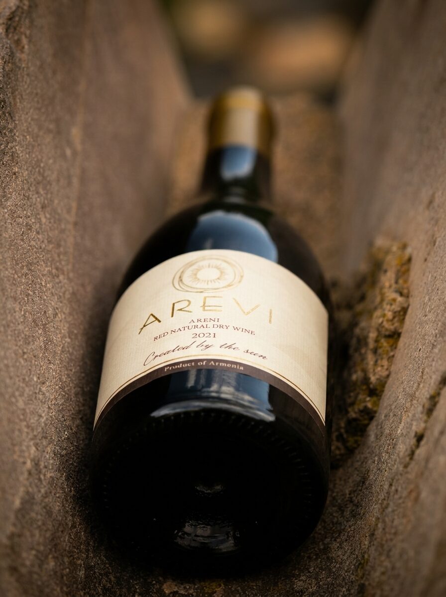 Arevi in stone wall